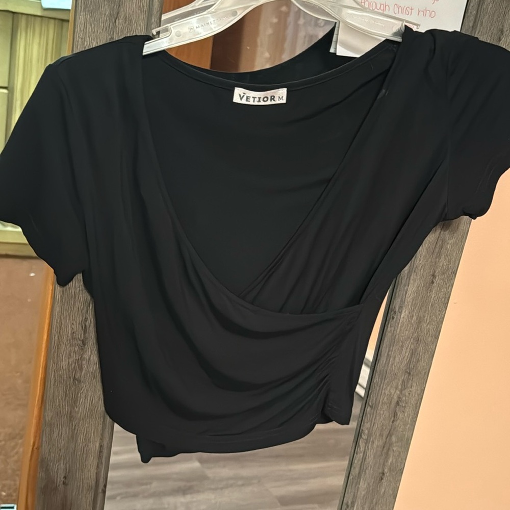 Cute black top! Slight crop! Size medium
